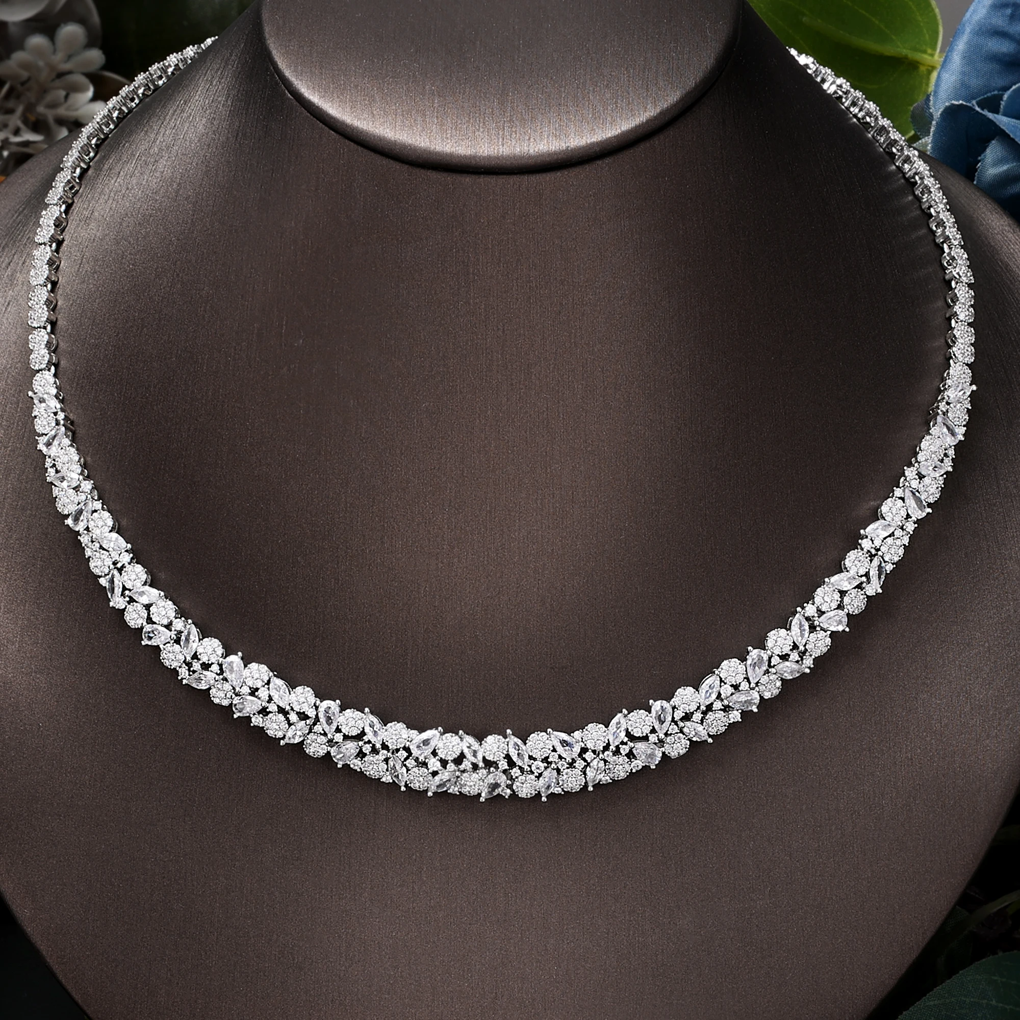 Bridal jewelry set close-up 3