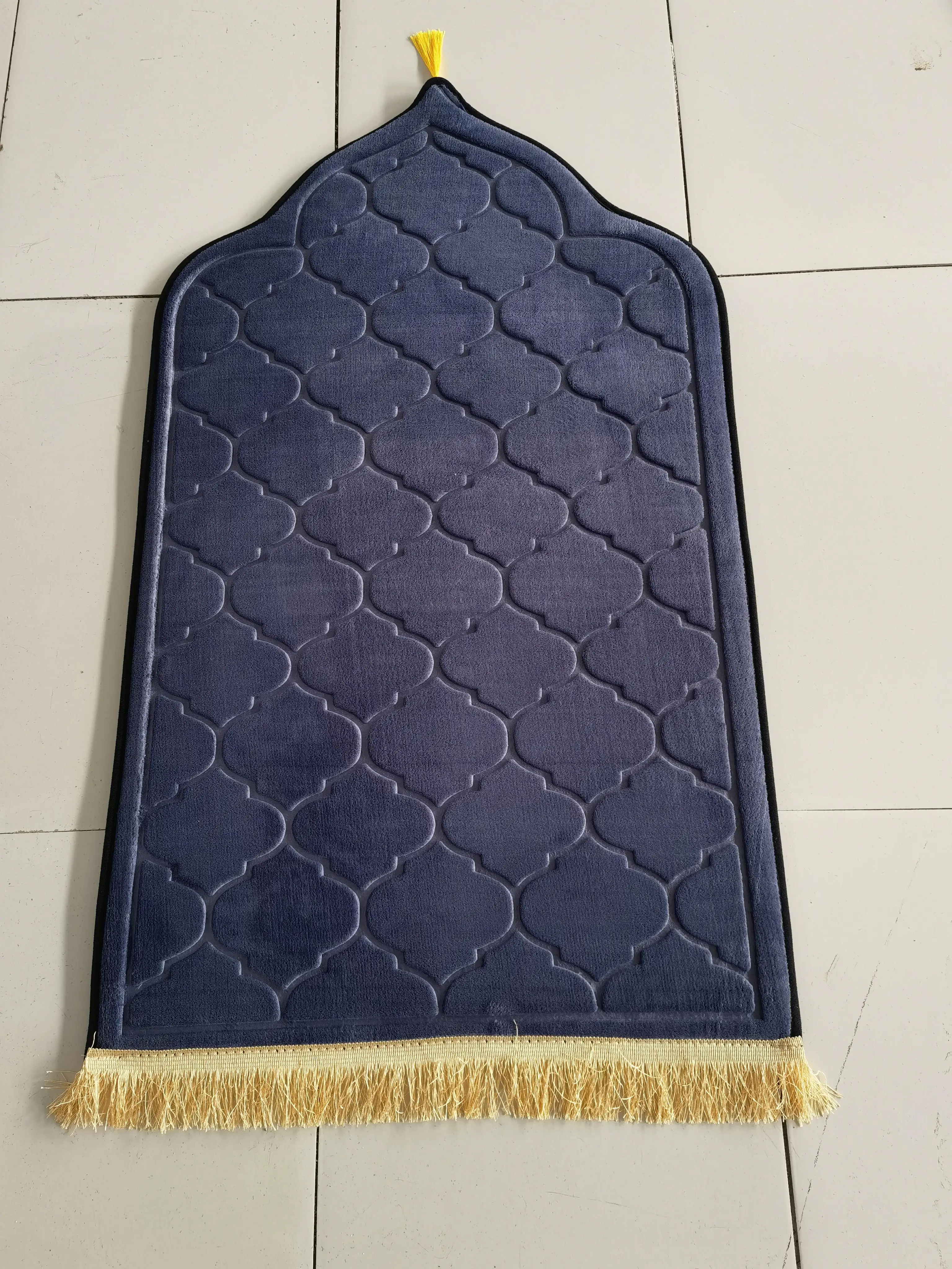 Description Picture 4 of itemFlannel Prayer Mat For Muslim Ramadan Worship Kneel Blanket Embossing Floor Carpets Anti Slip Soft Portable Travel Prayer Rug