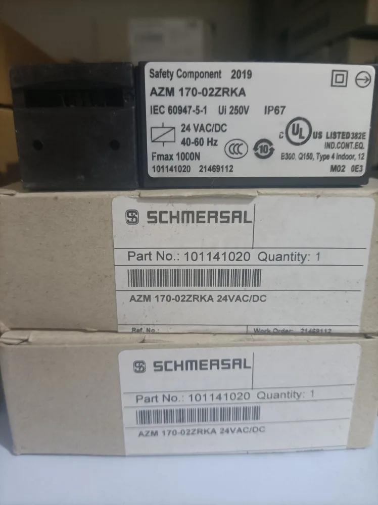 

New original SCHMERSAL Safety switch AZM 170-02ZRKA 24VAC/DC