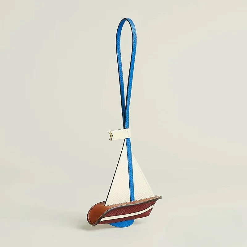 

Luxury Leather Sailboat Keychain Boat Pendant Bag Ornament Ship Shape Car Key Storage Hook Home Decoration with Luxury Gifts Box