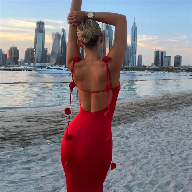 

Женское длинное облегающее платье с V-образным вырезом