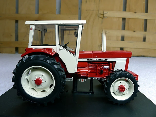 TRACTEUR MINIATURE IH 1046 4X4 REPLICAGRI 1/32