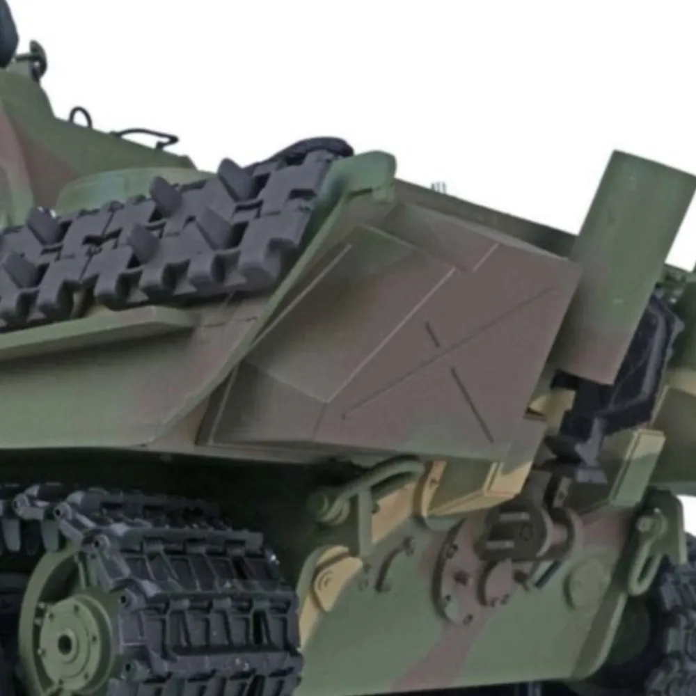 Char RC HengLong 1/16 Panzer IV prêt à rouler avec fumée et son, vu de côté sur fond neutre.