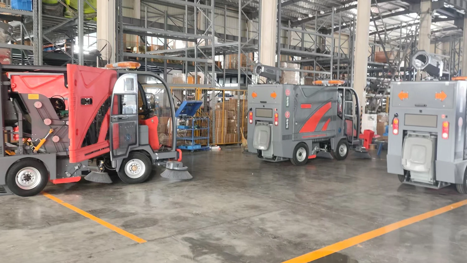 Macchina Industriale Intelligente per la Pulizia dei Pavimenti con Operatore a Bordo Spazzatrice Stradale - immagine 6
