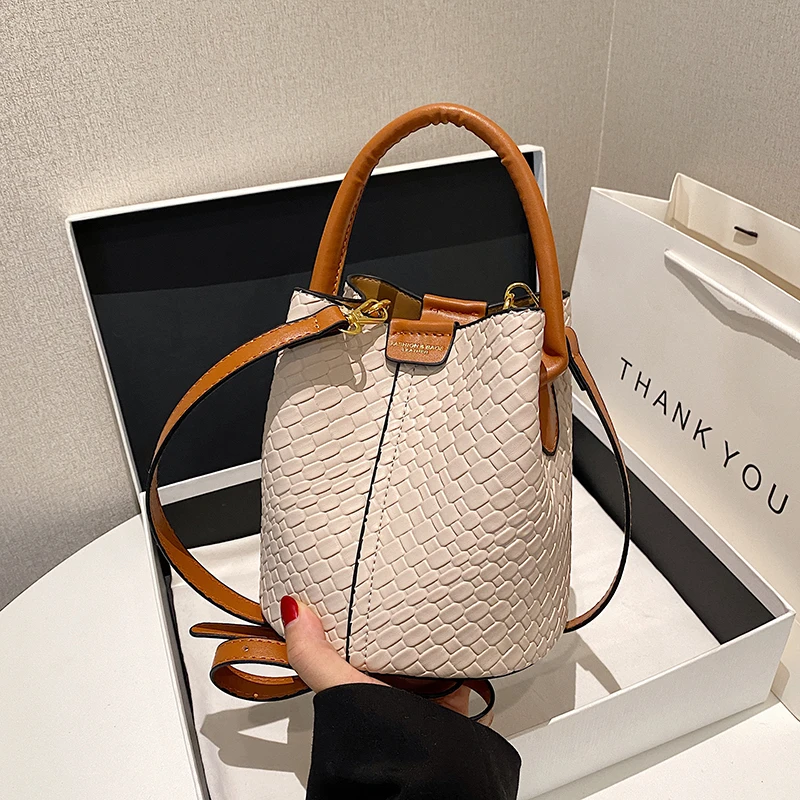 

Fashionable Women's Large Capacity Bucket Bag Shoulder Brand Designer Woven Bag Handbag Crossbody Designer Casual Shopping Bag