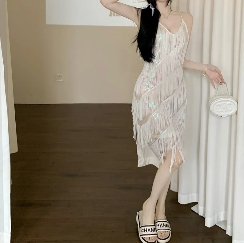 

Сексуальное женское платье с бахромой и блестками, Прошитые перьями, лето 2023, облегающие платья с V-образным вырезом и открытыми плечами, женское платье-комбинация с открытой спиной