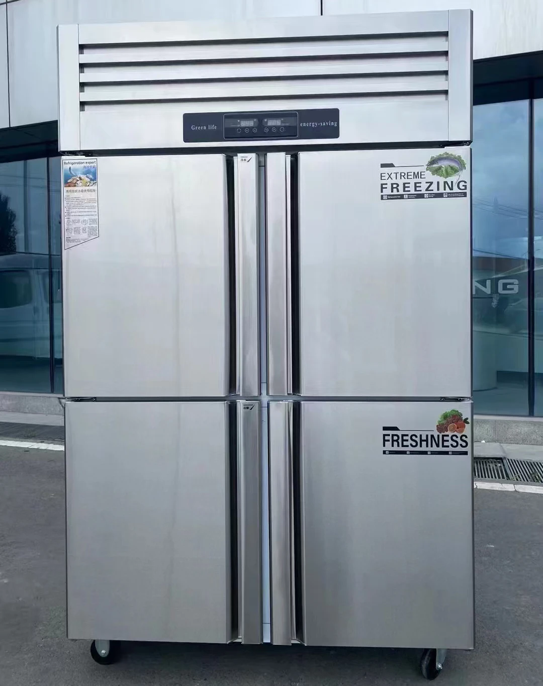 Réfrigérateur congélateur vertical vertical commercial à quatre portes de grande capacité en acier inoxydable pour la cuisine 1 Réfrigérateur congélateur vertical vertical commercial à quatre portes de grande capacité en acier inoxydable pour la cuisine 1