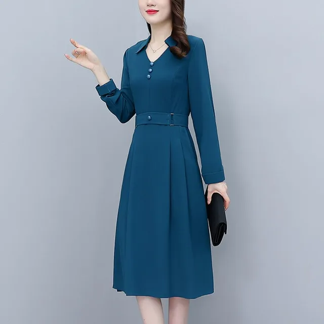 여성의 매력을 한층 더 돋보이게 하는 솔리드 드레스