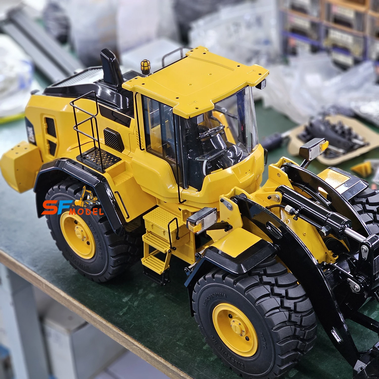 E260L RC Loader Metal Model 1/14 RC Hydraulic Loader RTR with Light and Sound System Engineering Remote Control Car Model Toy 5