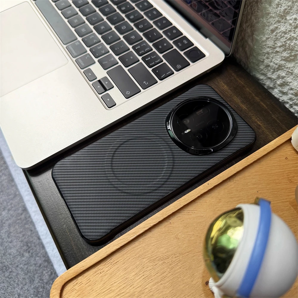 Sleek Frameless Carbon Fiber Pattern Hard Shell with Magnetic Wireless Charging Compatibility