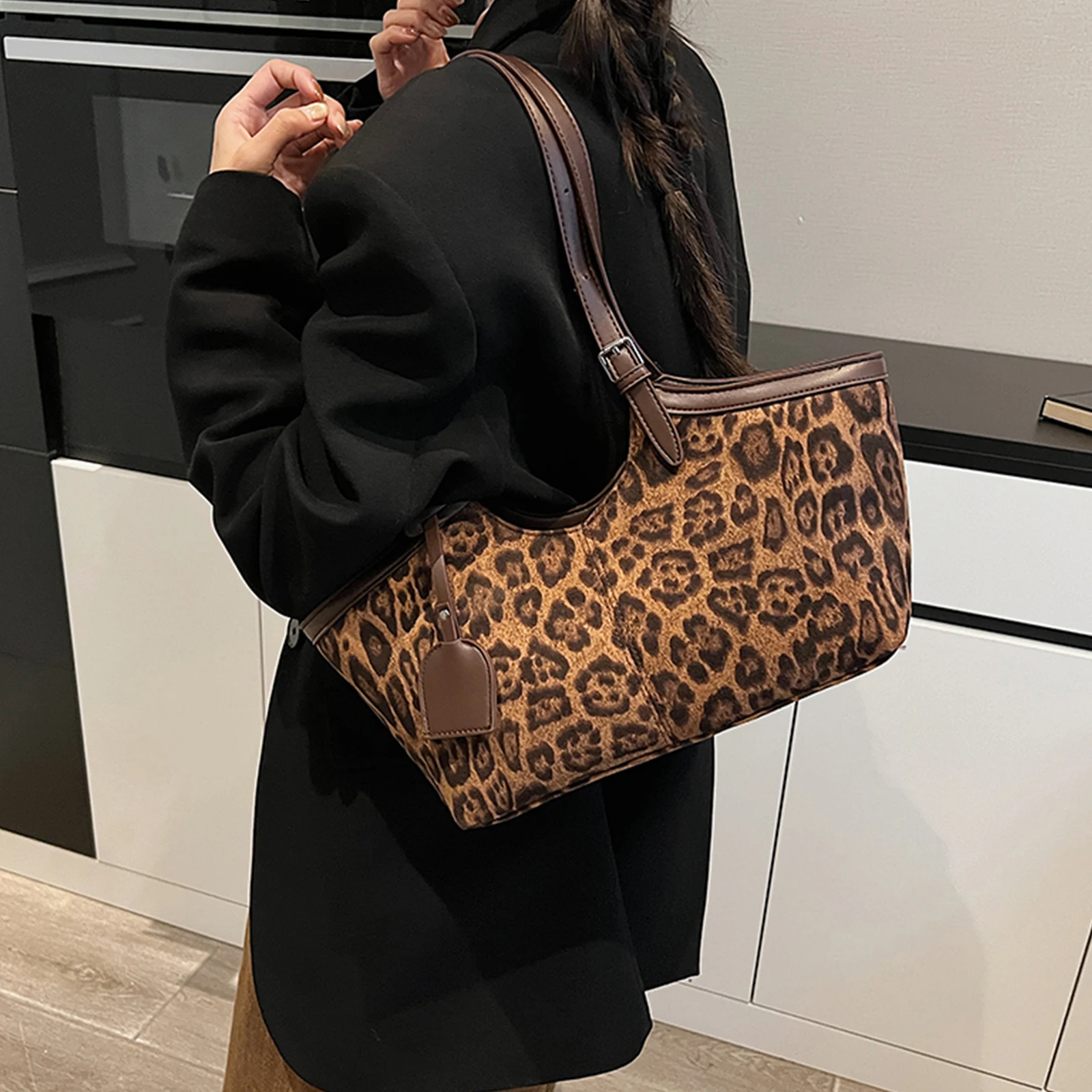 Retro Faux Suede Tote Bag Cheetah Outdoor Travel Bag Casual Commuter Bag for Girls Woman Birthday Gifts