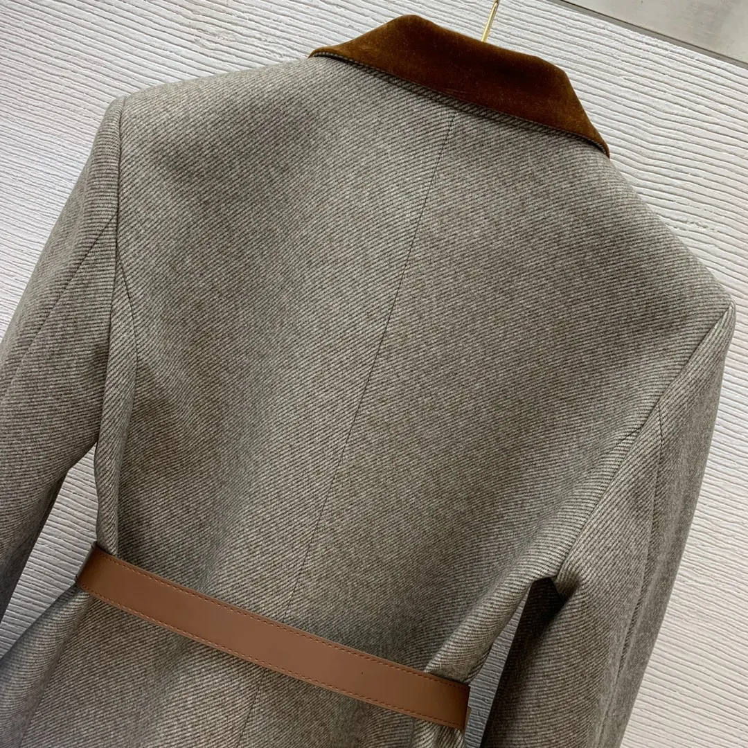 Рисунок 2 - Женский двубортный костюм с поясом