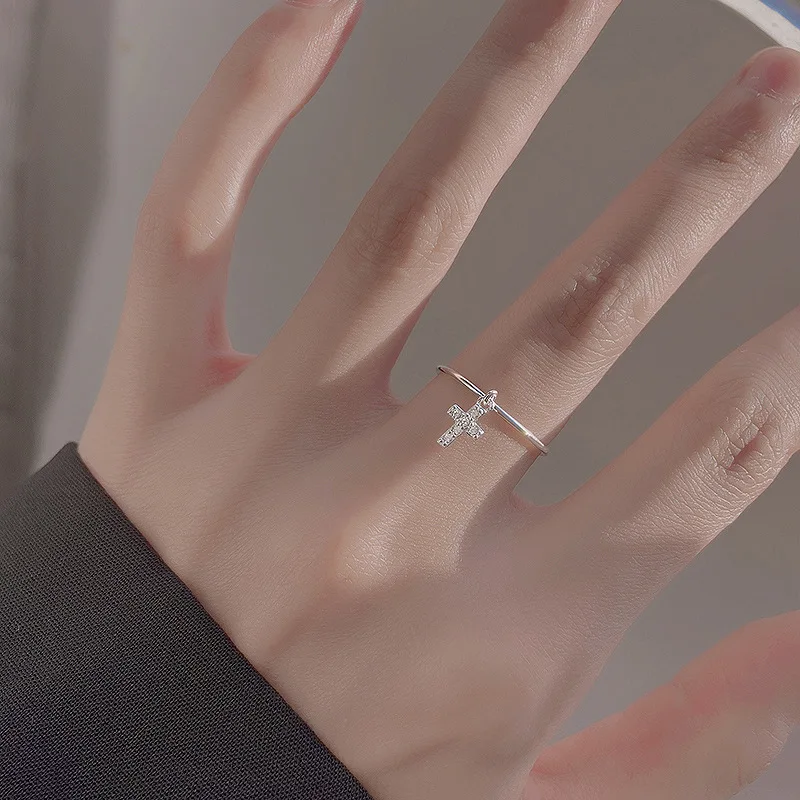 Рисунок 2 - Женское кольцо с инкрустацией из циркония