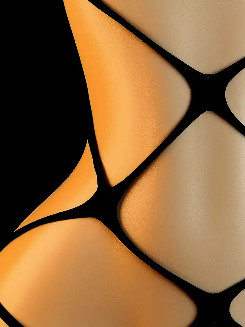 Bodystocking erotico wet look con bende e aperture per donna_voghion.com