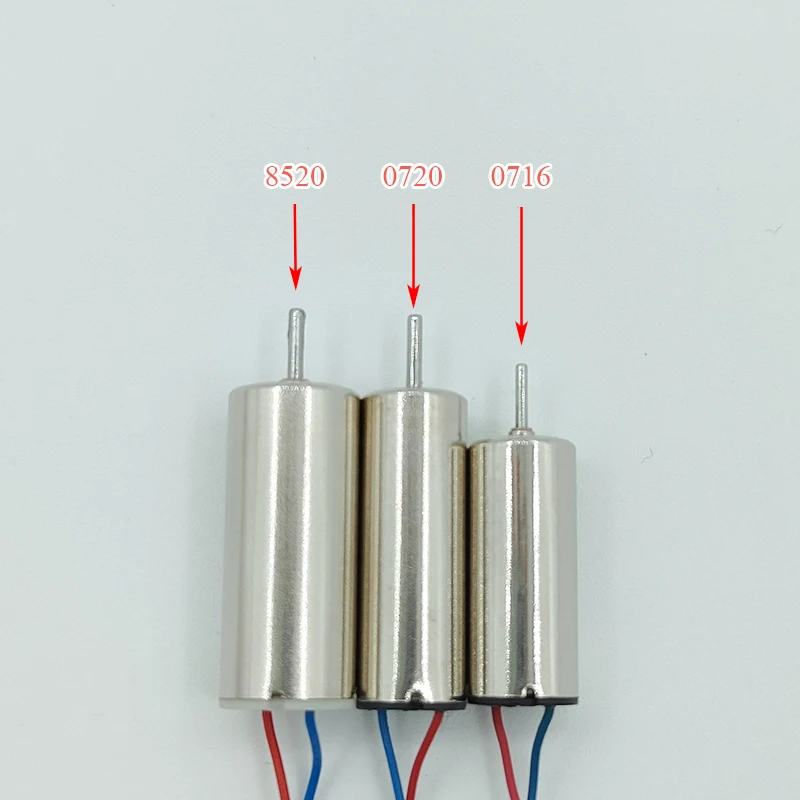 Moteur électrique haute vitesse pour drone, posé sur une surface métallique, reflets lumineux.