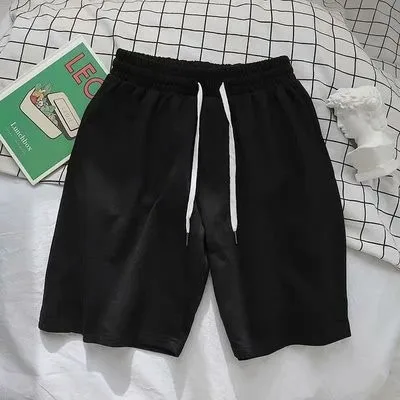 Black five-quarter pants