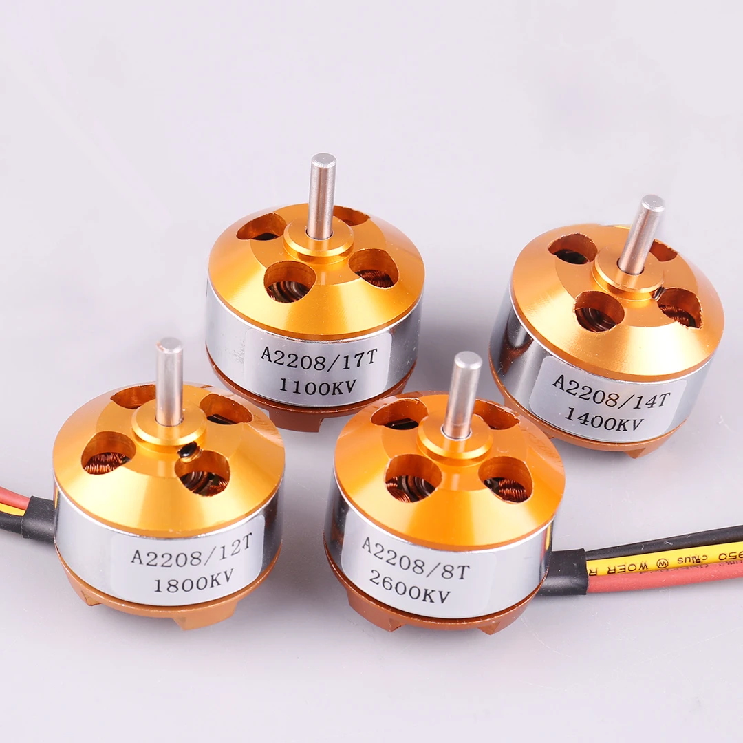 Moteur Brushless 2208 1800KV monté sur un bras de quadcopter, hélices en polycarbonate.