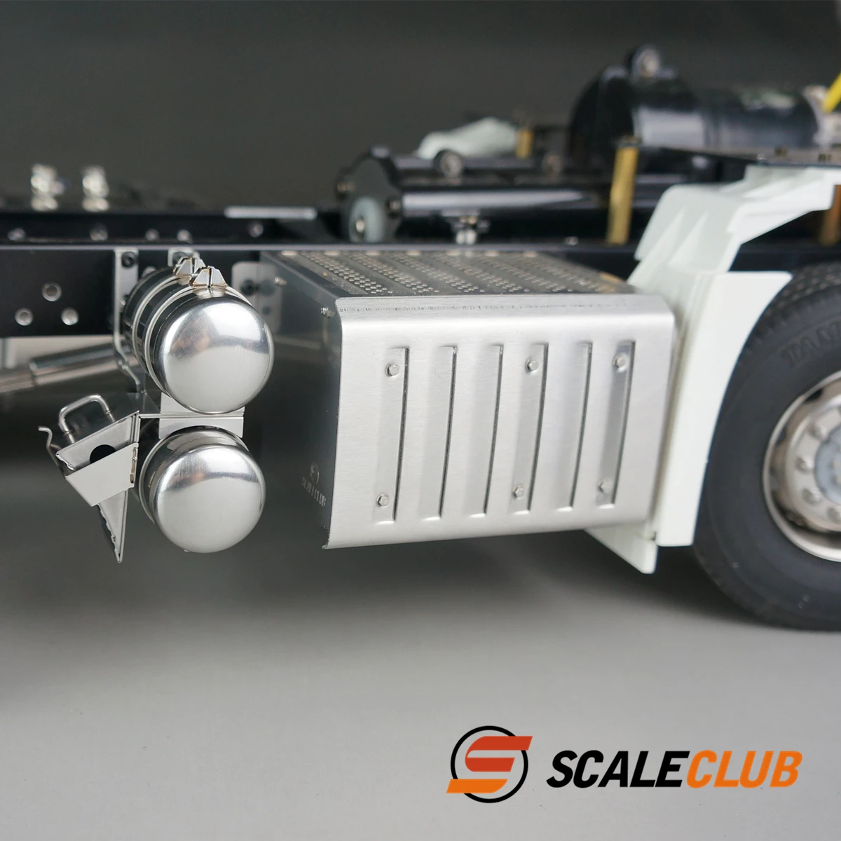 Modello Scaleclub Per Tamiya Tractor Mud Head Mercedes Per Benz 3348 Benz Upgrade Metal Double Air Tank Anti Slip Rc Truck Trailer