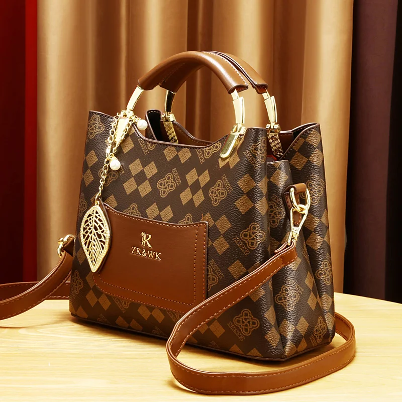 حقيبة كتف نسائية من الجلد الصناعي بتصميم عصري مطبو...