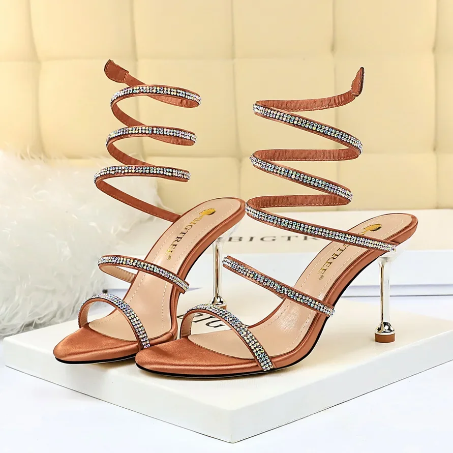 صنادل حرير مرصعة كعب 8.5 سم