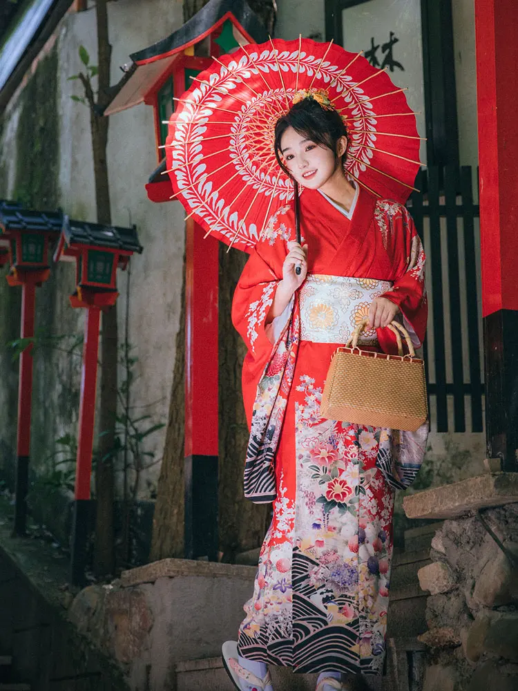 女性のための日本の伝統的な着物の赤い色の長袖のフォーマルな