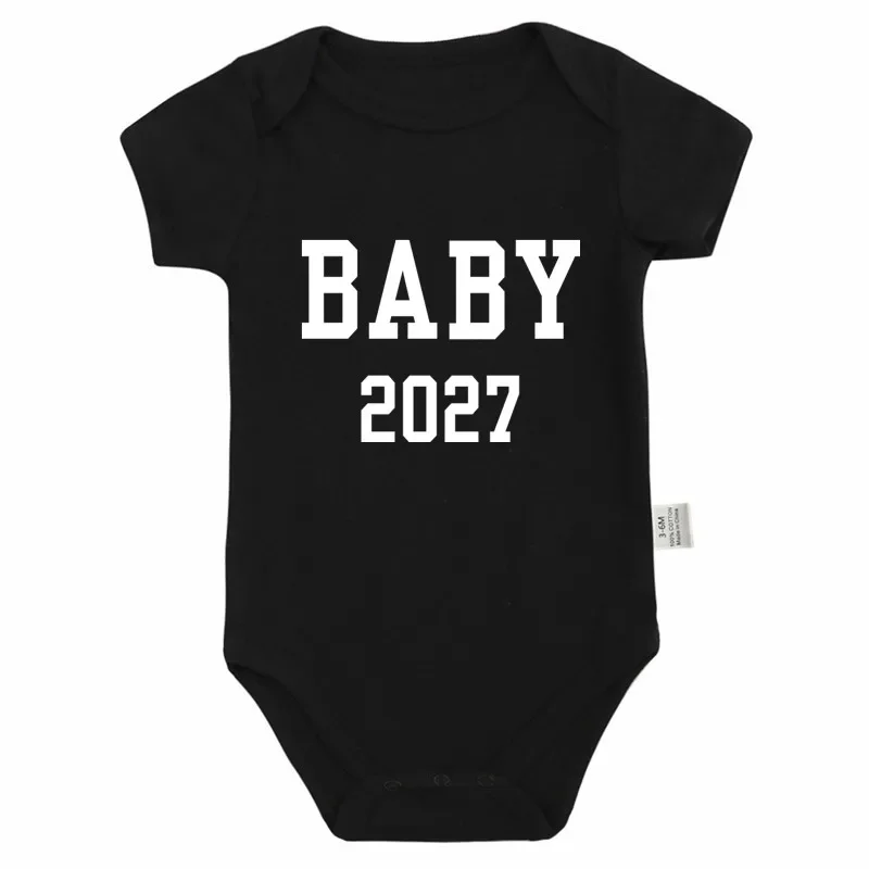 Body Neonato 2027 Minimalista Nero con Scritta, Tutina per Annuncio Nascita, Pubblicazione Gravidanza, Accessorio Fotografico, Pagliaccetto a Maniche Corte per Neonato - immagine 3