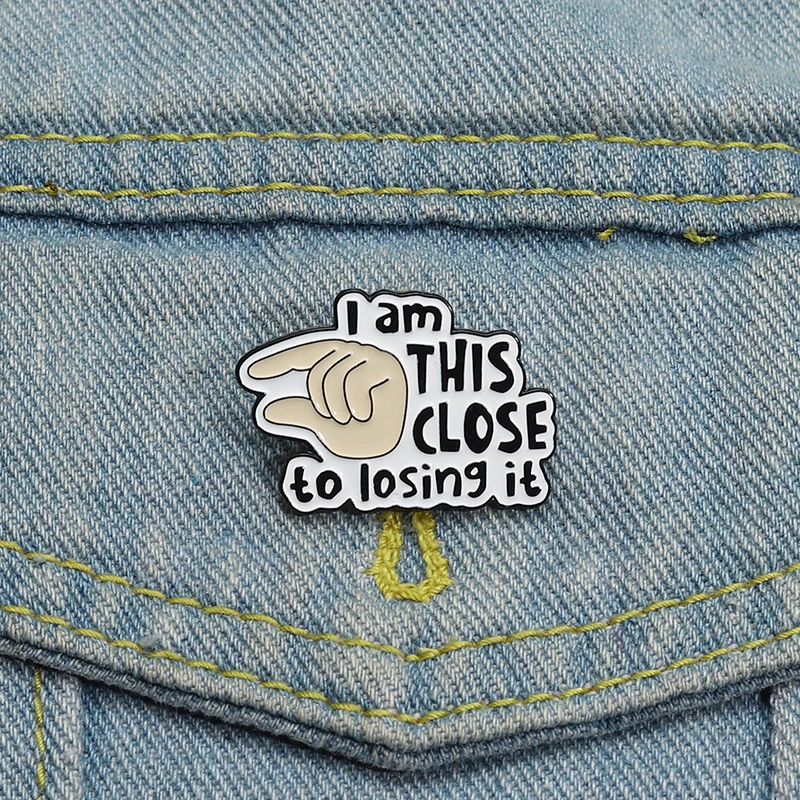 Emaille-Anstecknadel „I Am This Close To Lose It“, kreativer, humorvoller, gemeinsamer Spruch, Geste, Metallbrosche, Anstecknadel, Schmuck, Großhandelsgeschenk – Detail 9