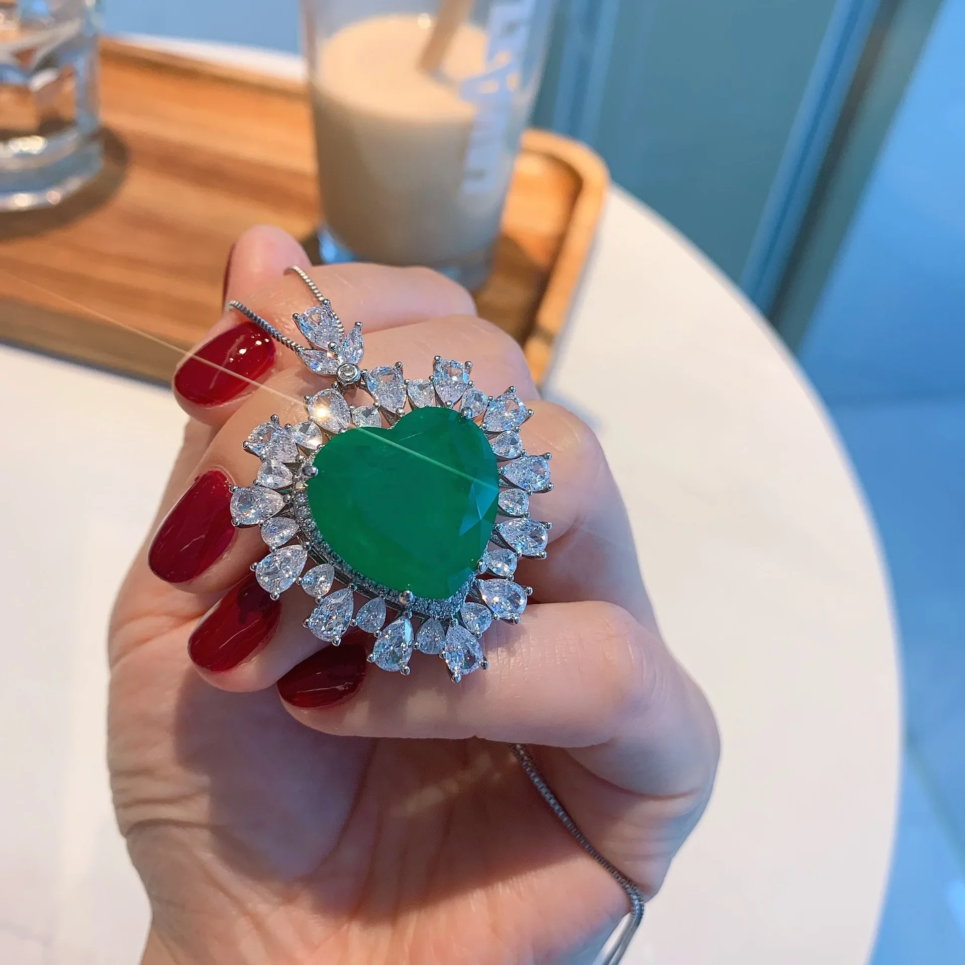 2023 New Cute Heart Pendant Necklace New Design Heart Necklace For Women Girl Green Gem Jewelry Wedding Party Wholesale