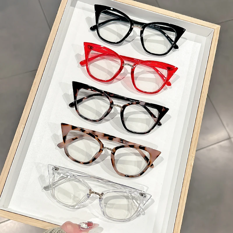 Ultra-light and fashionable large-framed cat-eye anti-blue light glasses are simple and versatile sunglasses for shooting - Image 4