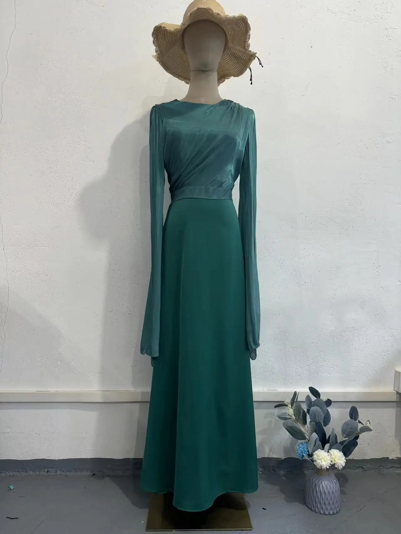 Elegant Long Chiffon Pleated Evening Dresses With Sleeve Ivory Bateau Neck Middle East Floor Length Prom Party Dress for Women