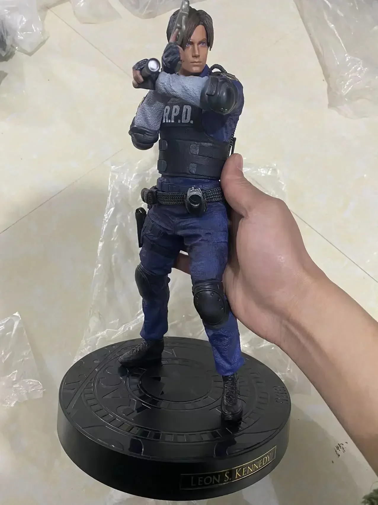 Genuine Resident Evil 35Cm Remake Game Statue 1/6 Leon Scott Kennedy Model Action Figure Collect Toy