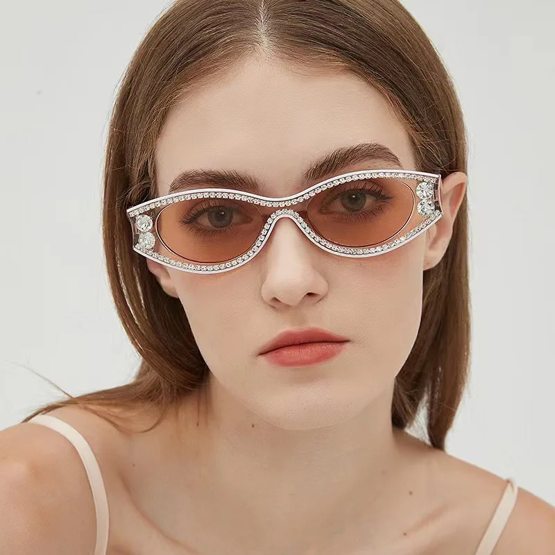 

2023 The new European and American network red with the same street shot senior sense diamond-encrusted sunglasses Flash diamond
