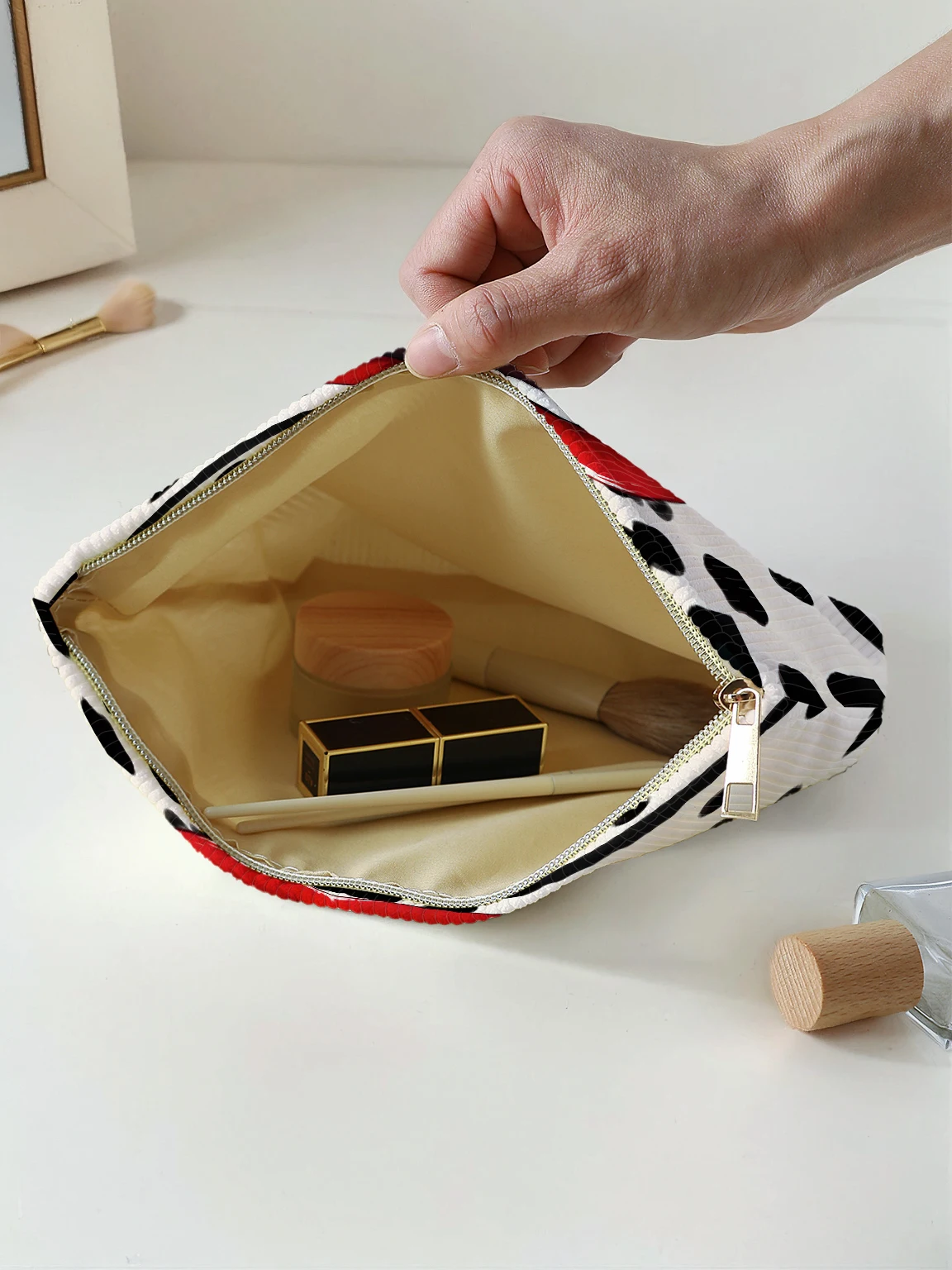 1pc，Sexy lip pattern printed corduroy zipper makeup bag, lightweight and multifunctional cosmetic storage bag