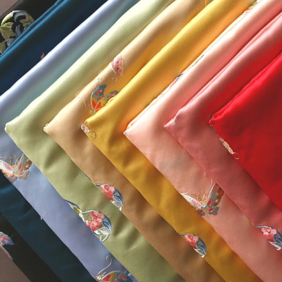 

Real-time shot of Chinese dress cheongsam skirt fabric embroidery flower butterfly high-quality thick satin fabric loose cut