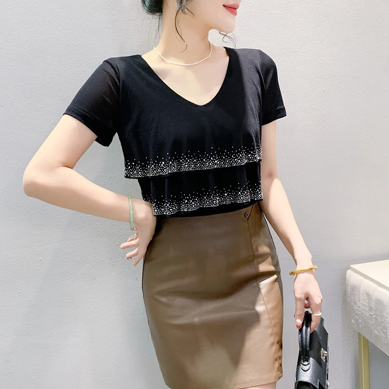 

Женская футболка с коротким рукавом, черная сетчатая футболка в Корейском стиле с V-образным вырезом и блестящими оборками, новинка 2024 на лето, 452103