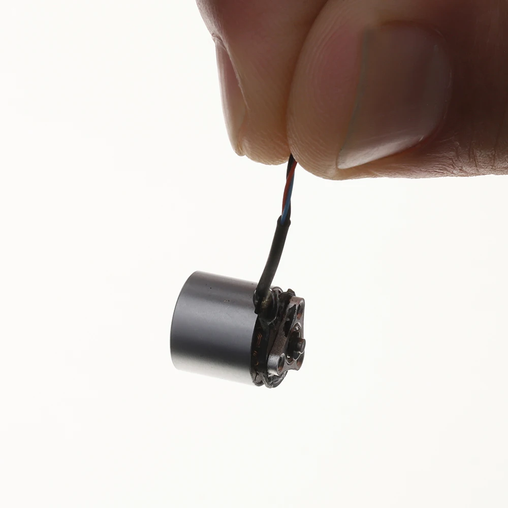 Détail des câbles et du connecteur du micro moteur sans balais 0706 6700KV