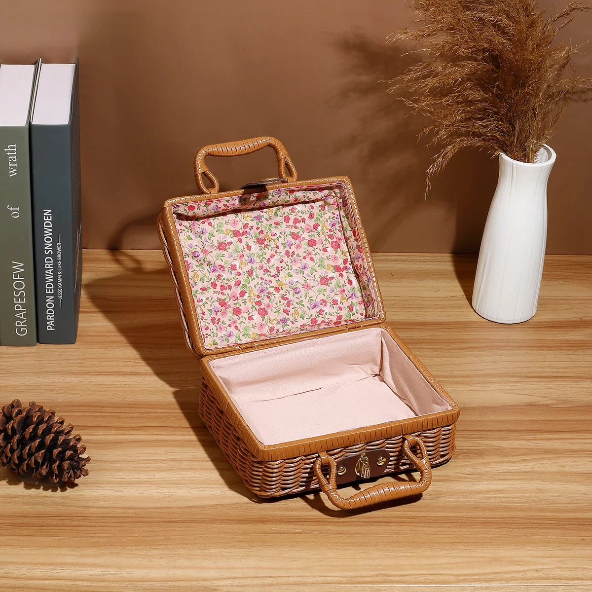 Mulher Retro Com Pincel Maquiagem Vintage Olha Menina Loira Sensual — Foto  © Tverdohlib.com #205202462, image size:1200x1200