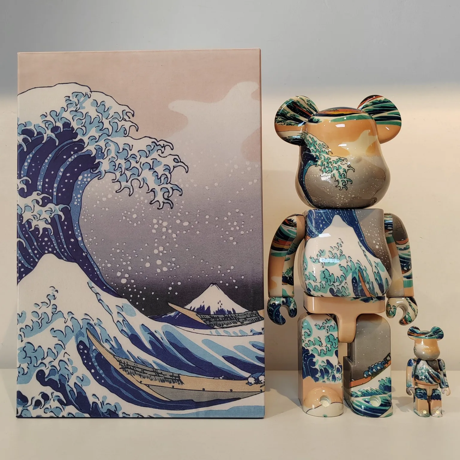 

Bearbrick 400% + 100% набор строительных блоков Kanagawa Surf, медведь BE @ RBRICK 28 см и 7 см, настольное украшение, фигурка, коллекционная кукла