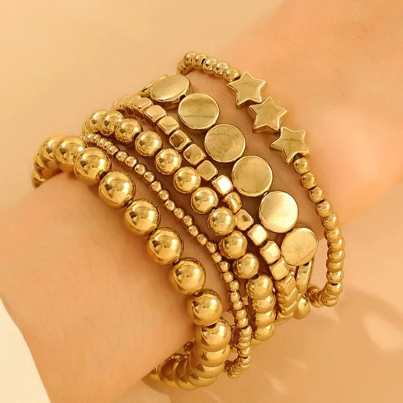 Pulsera elástica con cuentas y estrella dorada