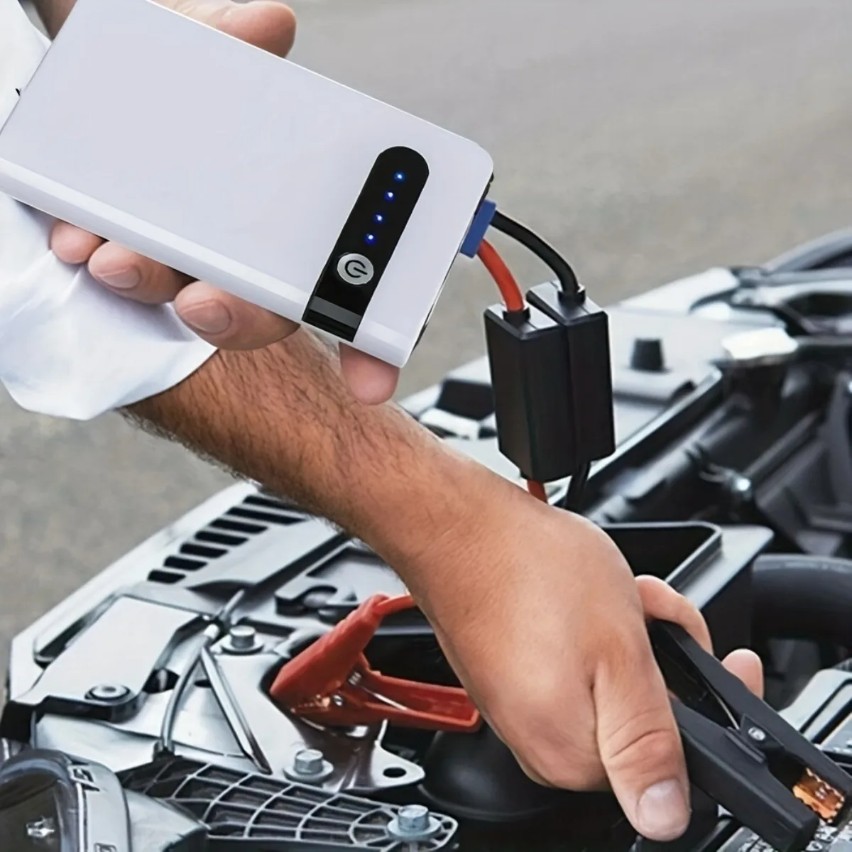 12V 600A Car Jump Starter Jump Starter with LED Flashlight Charger for Phone