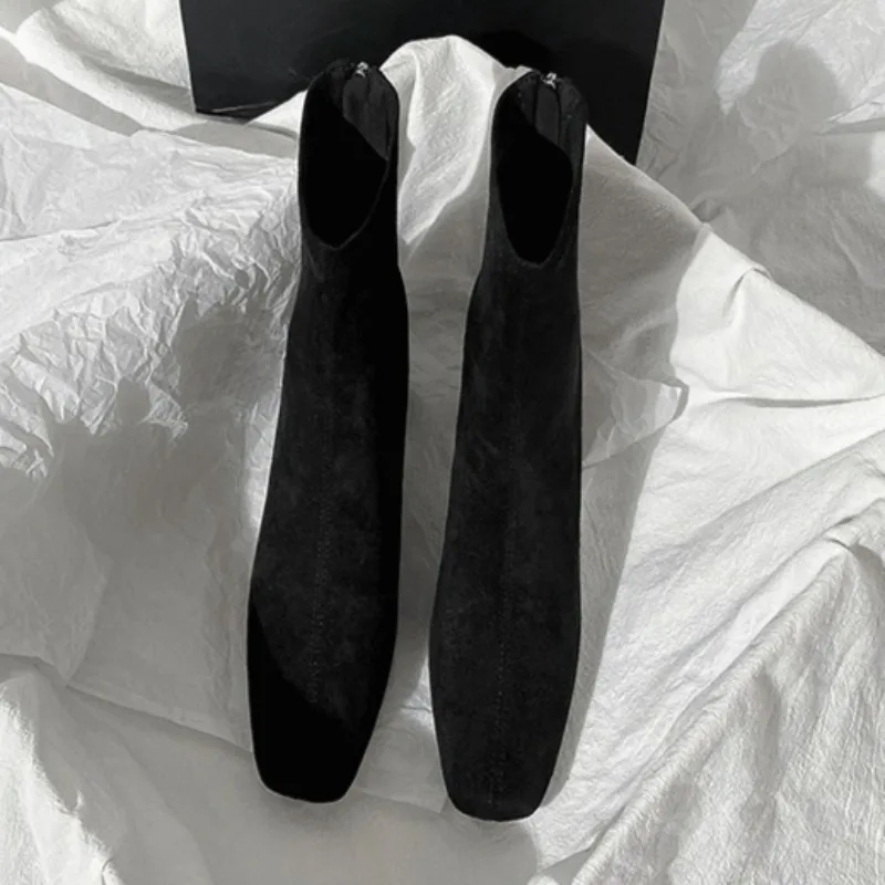 أحذية بوت قصيرة بكعب مربع