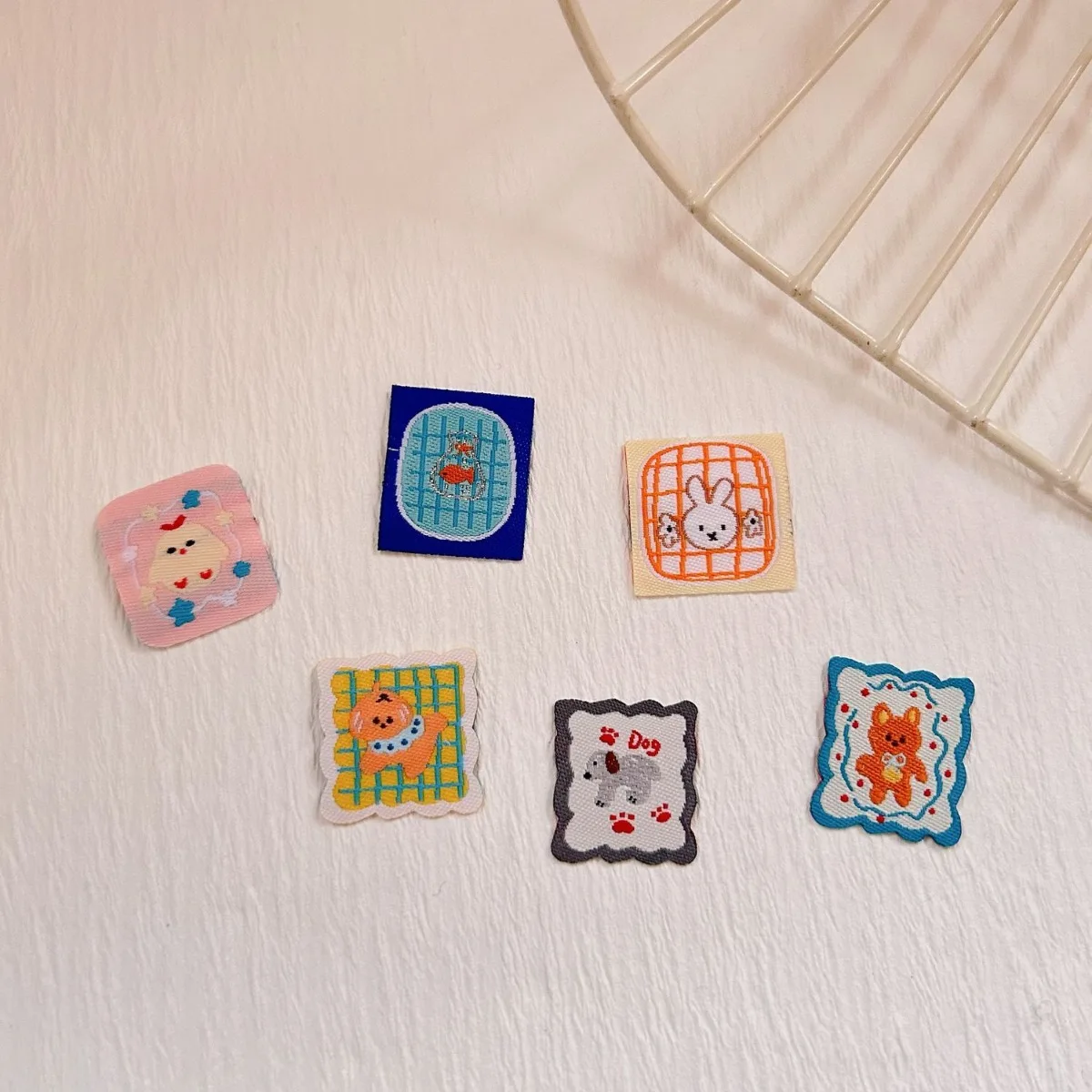 수제 직조 라벨 2cm 미니 접착식 패브릭 태그 DIY 곰 강아지 병아리 클로버 장식, 배송 준비 완료
