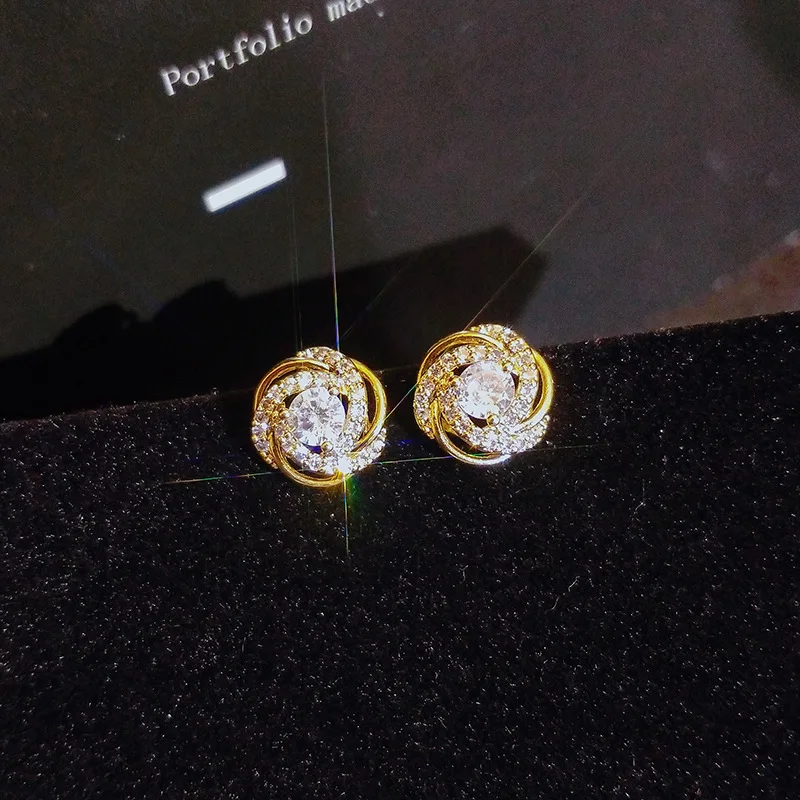 

Luxuriously Openwork Rose Flowers Wrapped Around Round Diamond Stud Earrings For Women 18K Gold Geometric Zircon Gift Jewelry