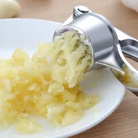 เครื่องบดกระเทียม ด้ามจับเรียบเนียน คุณภาพสูง เครื่องปอกกระเทียม ทำความสะอาดง่าย เครื่องบดผักและผลไม้ อุปกรณ์ครัวที่จำเป็น 3