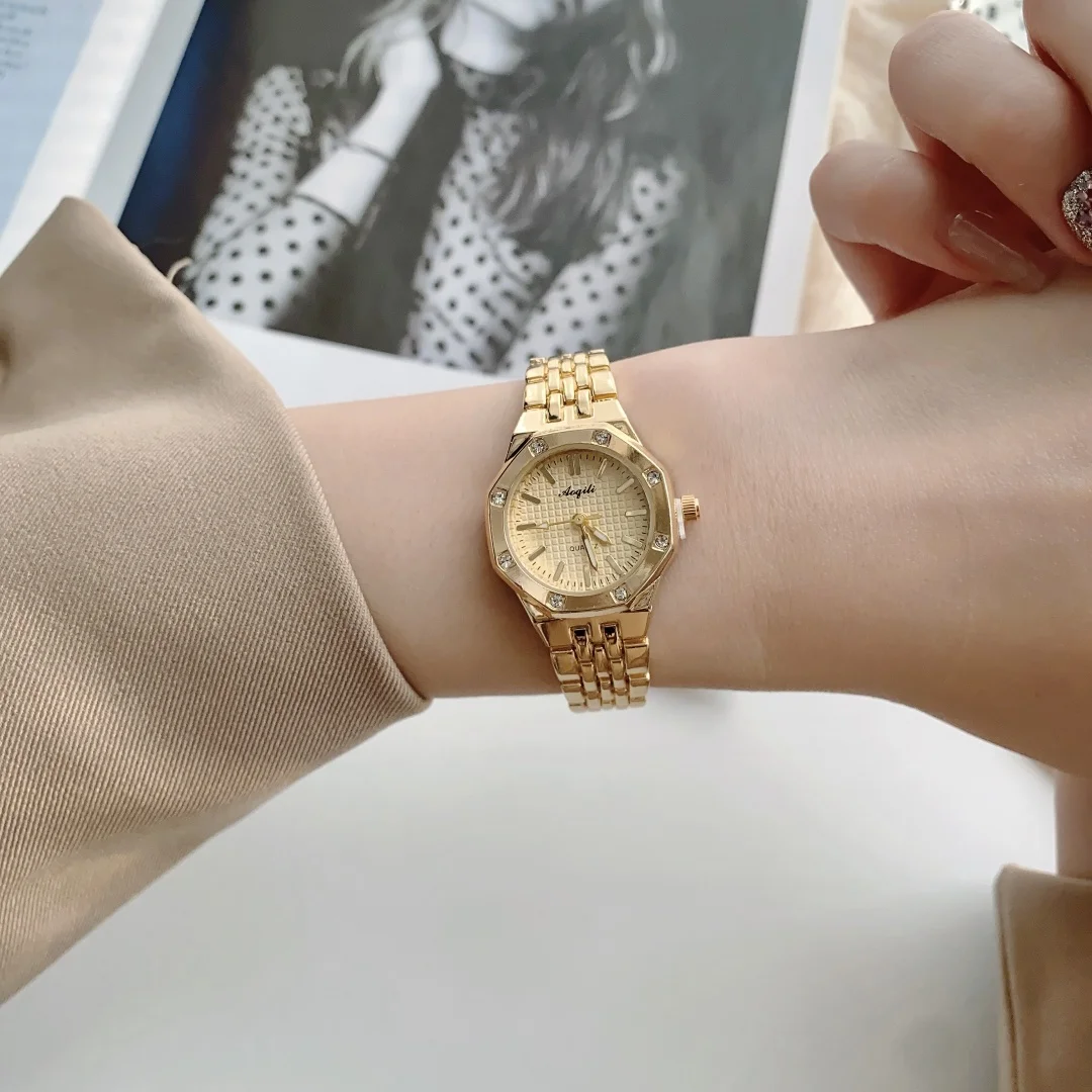 ساعة يد كوارتز بسوار فولاذي ذهبي على الموضة للنساء...