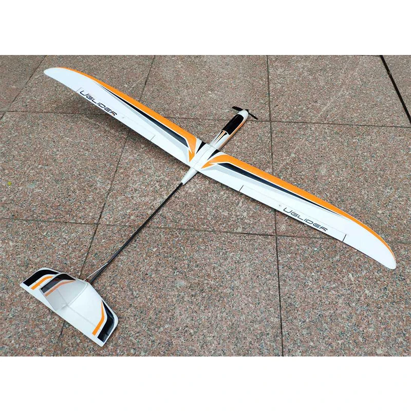 Détail de l'aile du planeur U-GLIDER avec son profil EPO, posé sur l'herbe.