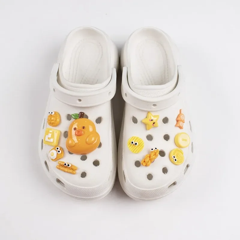 

DIY Cartoon Cute Duck Shoe Charms Designer Whole Set Funny Girl Designer Charms Fashion Clogs Shoe Decorations Lovely All-match