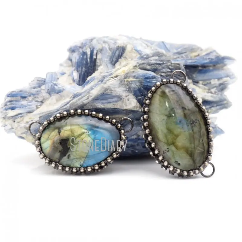

PM42620 Soldered Labradorite Natural Gemstone Pendant Free Form Antique Silver Plated Jewelry