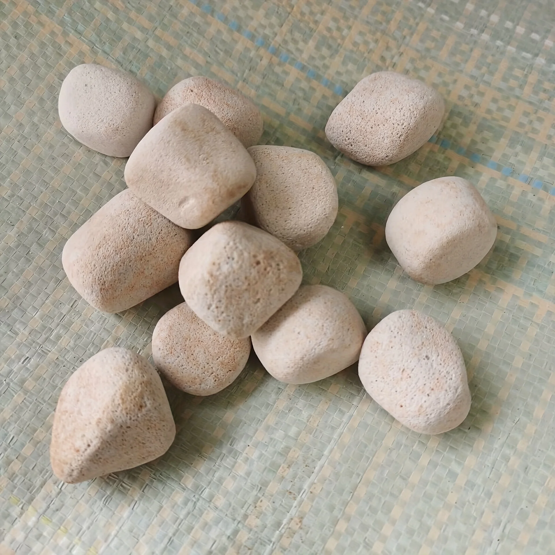 500g artificial pumice jeans stir fried with snowflakes, worn with water, and pumice good abrasion resistance of 2cm