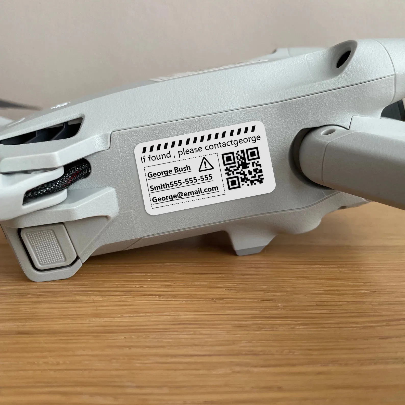Autocollants drone personnalisés bleu profond appliqués sur un drone, détail du design.